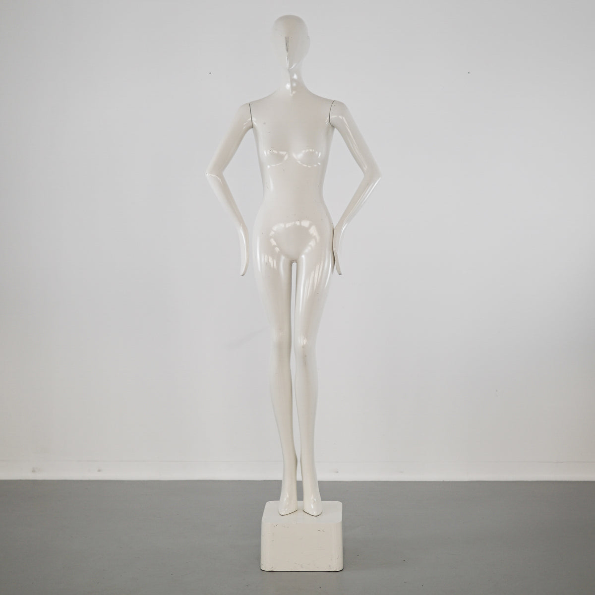 Poliester White Standing Mannequin hand in Legs