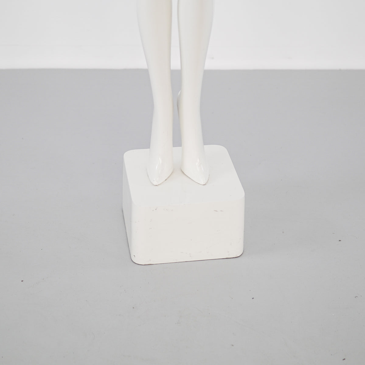 Poliester White Standing Mannequin hand in Legs