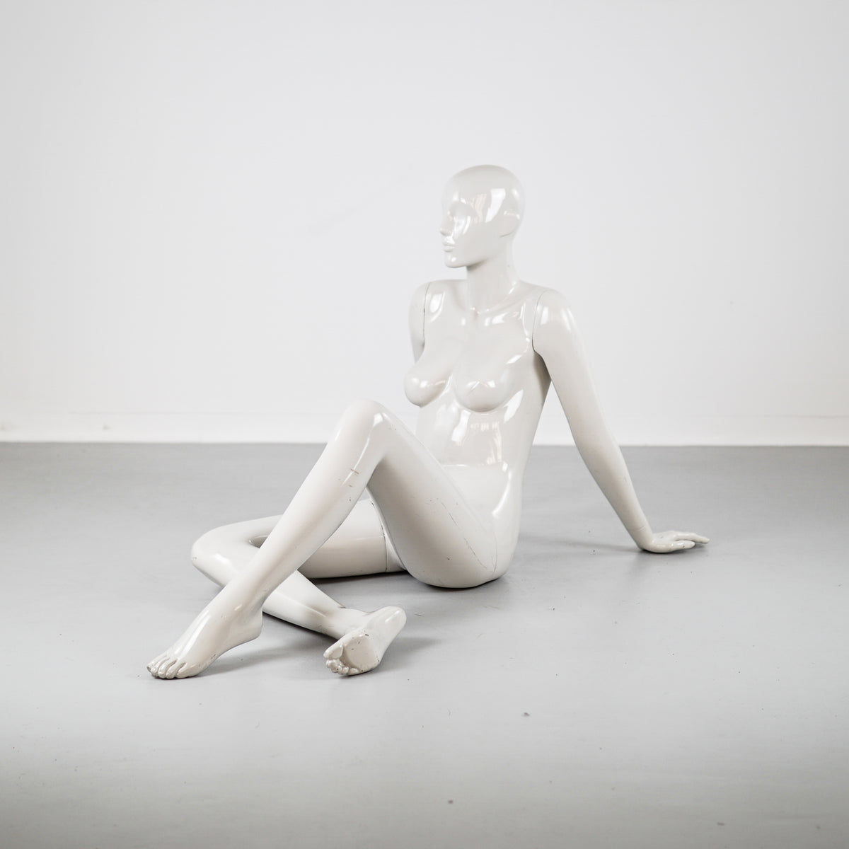 Poliester White Sitting Mannequin