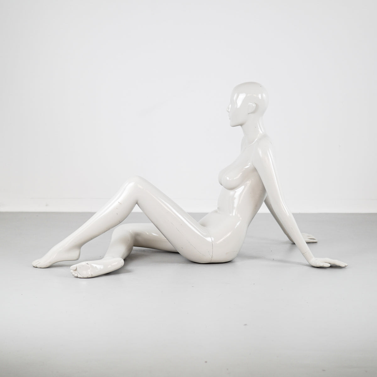 Poliester White Sitting Mannequin